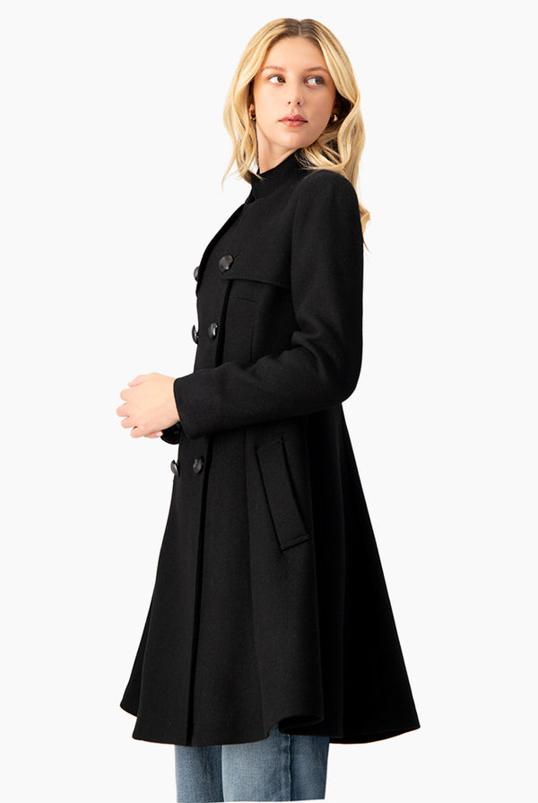 Abrigo negro con doble botonadura
