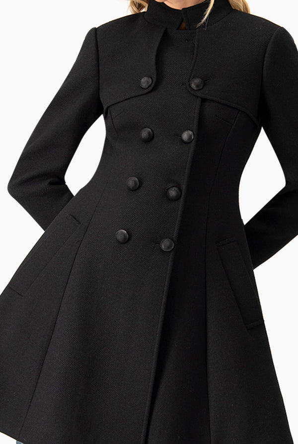 Abrigo negro con doble botonadura