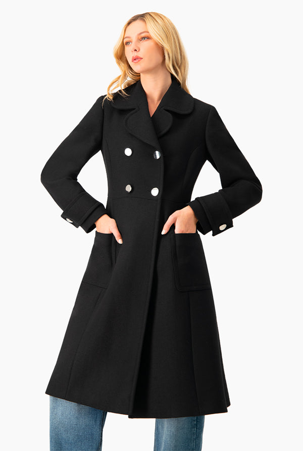 Abrigo negro y doble botonadura