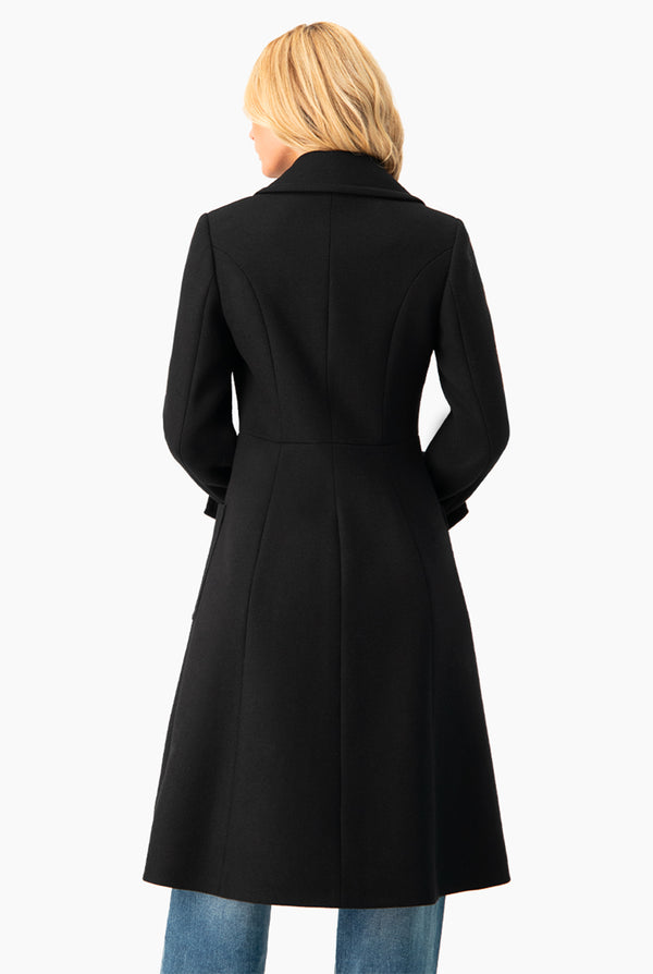 Abrigo negro y doble botonadura