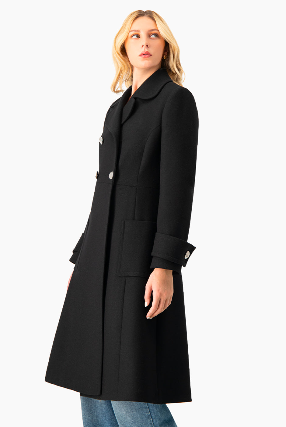 Abrigo largo negro con doble botonadura y bolsillos de parche