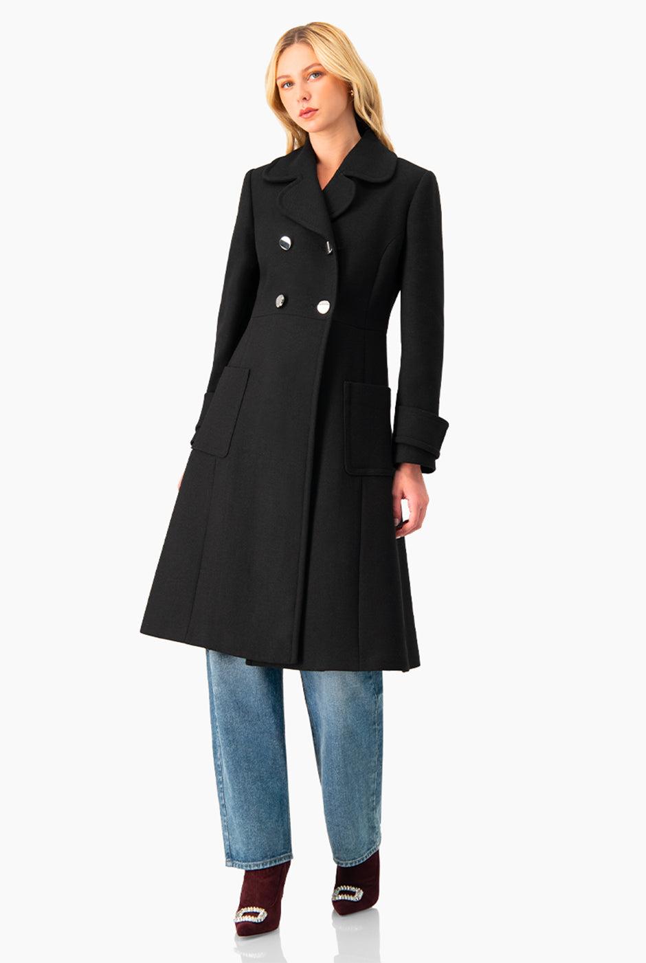 Abrigo largo negro con doble botonadura y bolsillos de parche