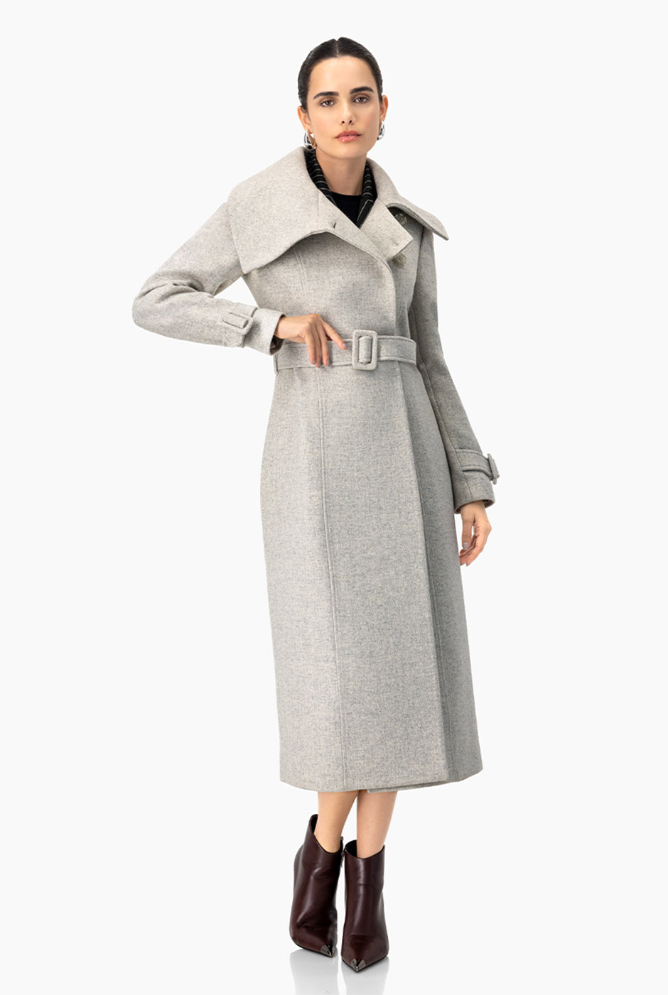 Abrigo Cruzado Gris con Cinturón Elegancia y Estilo