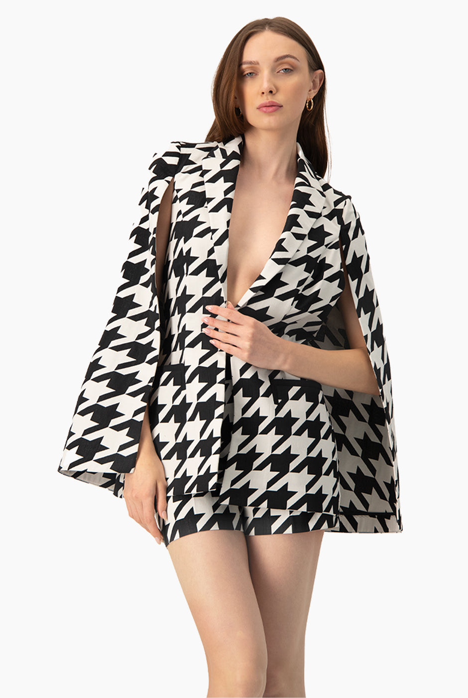 Trench corto negro con estampado de pata de gallo y solapas