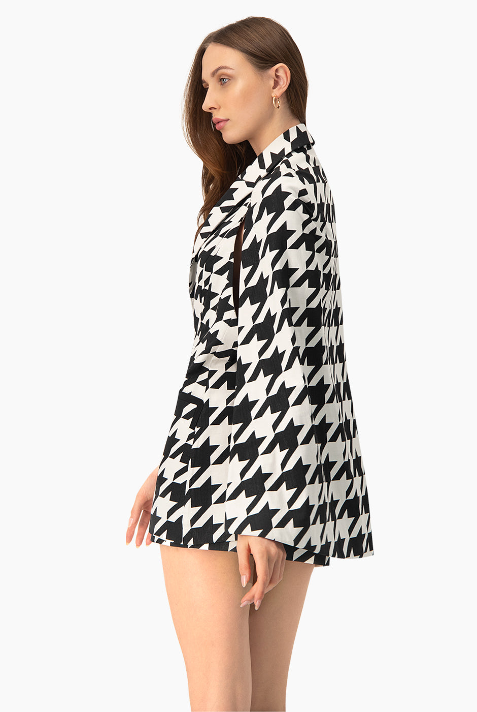 Trench corto negro con estampado de pata de gallo y solapas