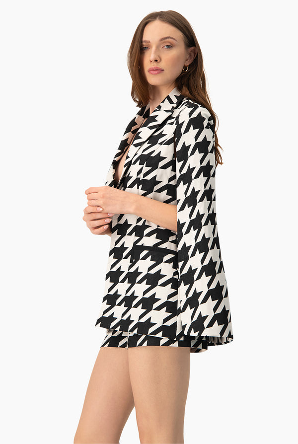 Trench corto con bolsillos