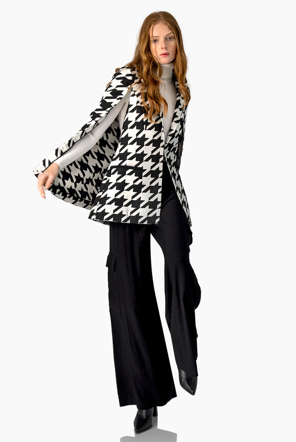 Trench corto con bolsillos