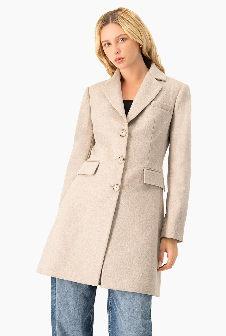 Abrigo largo beige con botones frontales y solapa