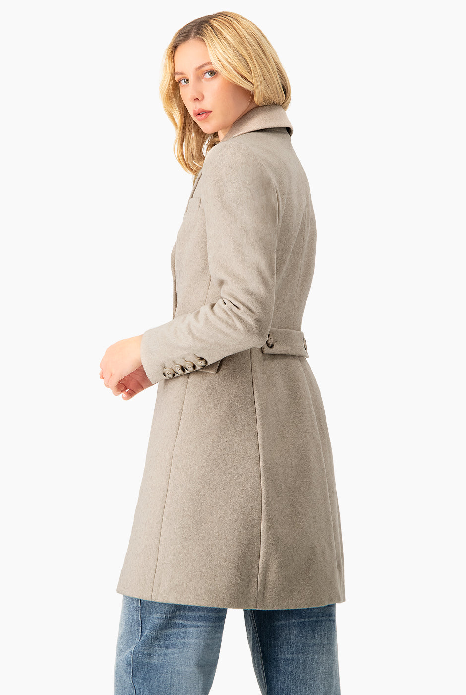 Abrigo largo marfil con botones y solapa amplia