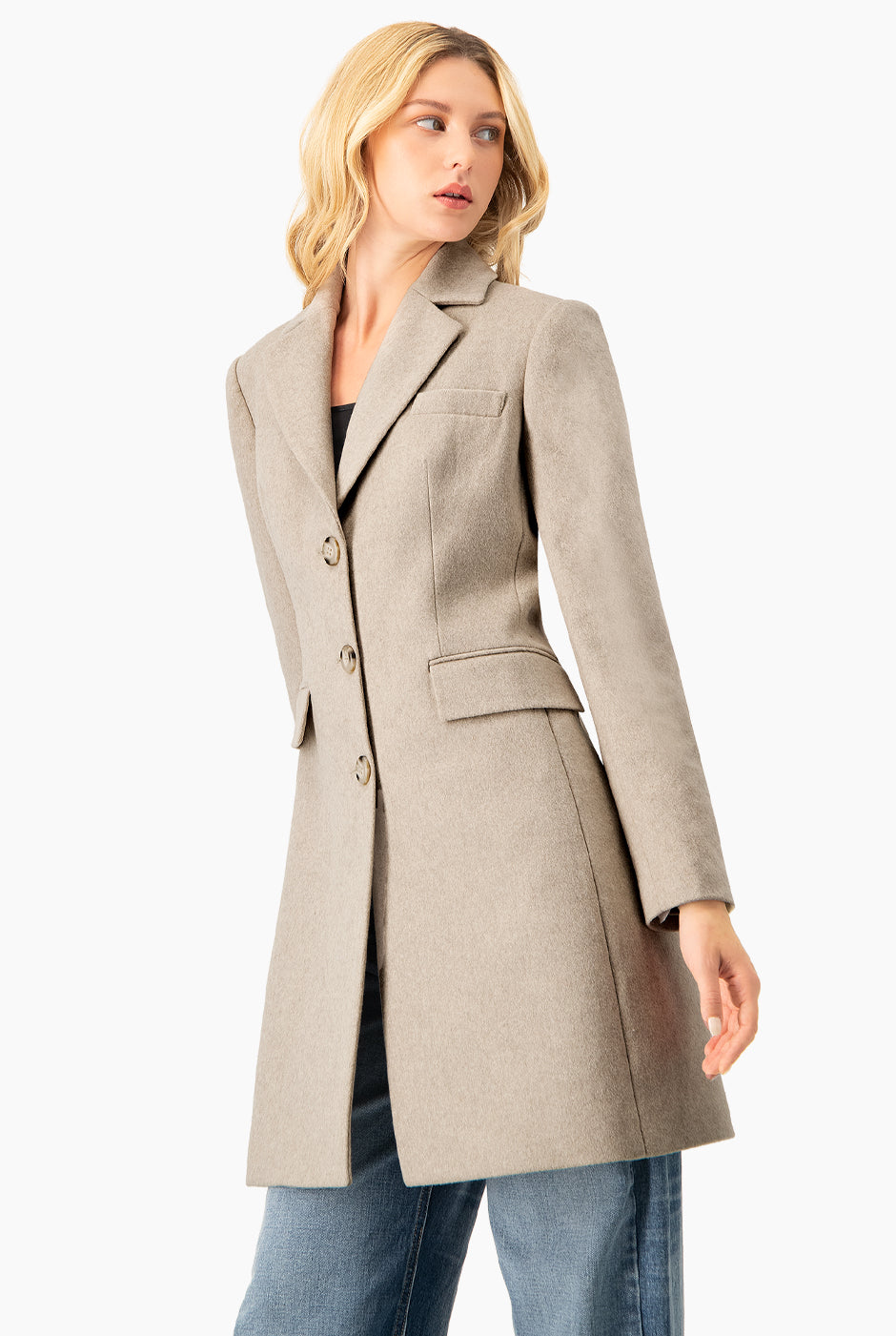 Abrigo largo marfil con botones y solapa amplia