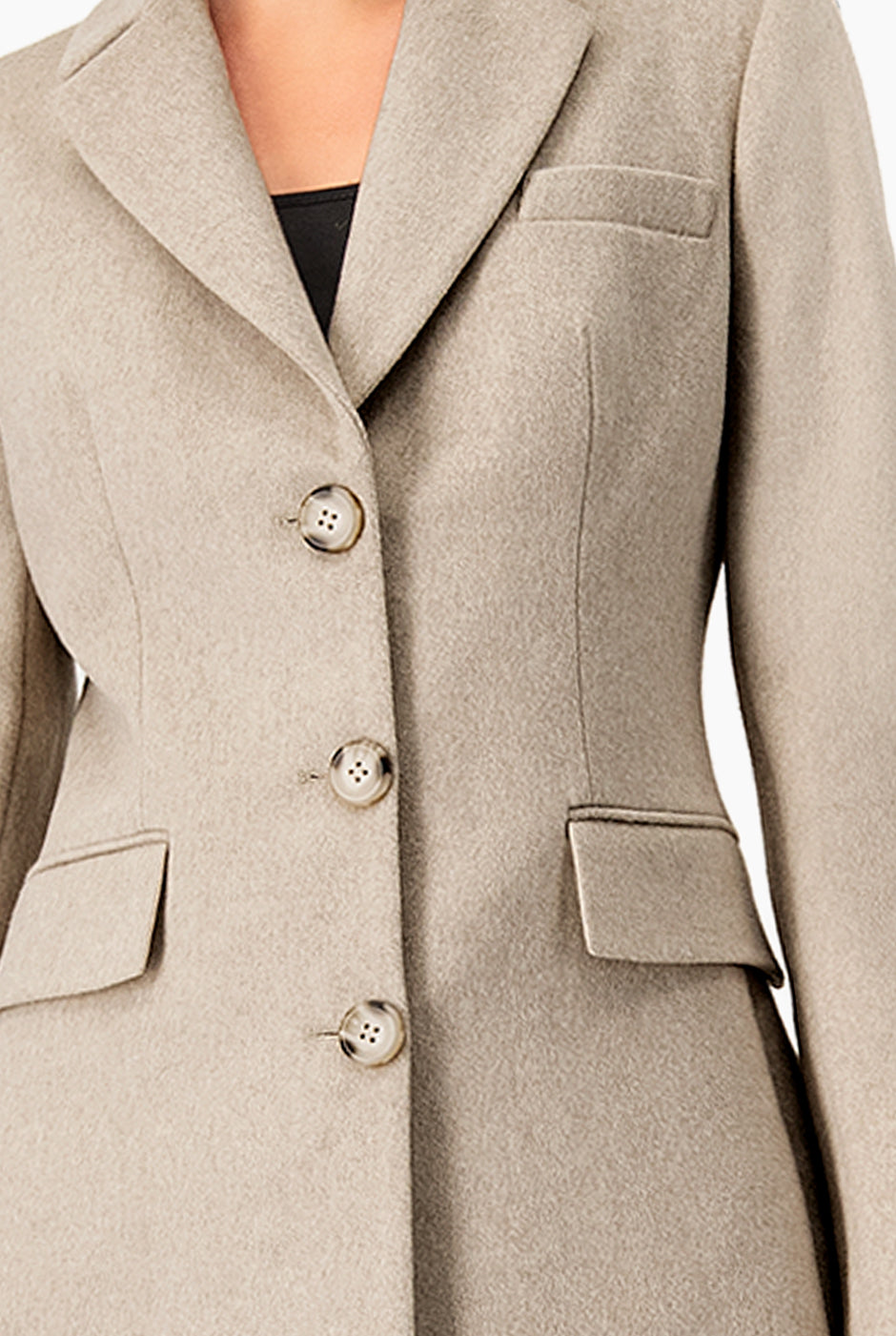 Abrigo largo marfil con botones y solapa amplia