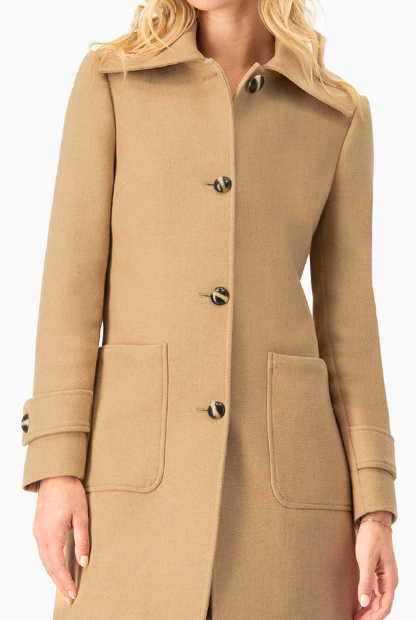 Abrigo liso con bolsillos y botones