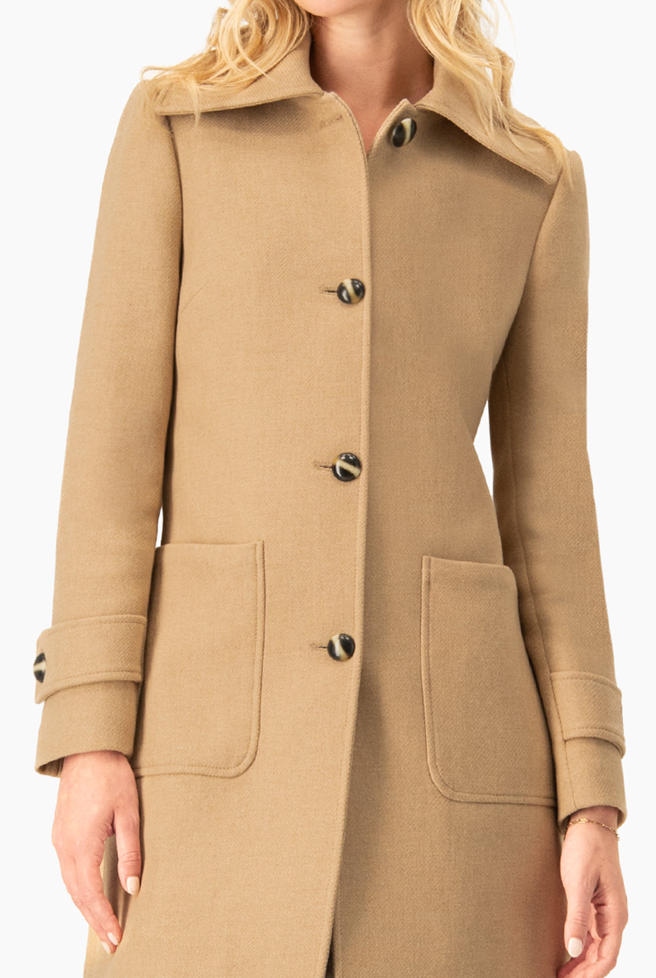 Abrigo liso con bolsillos y botones