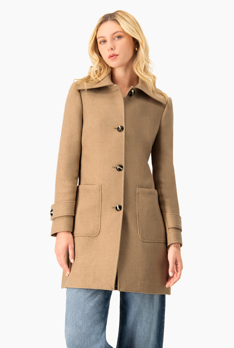 Abrigo café elegante con botones y bolsillos
