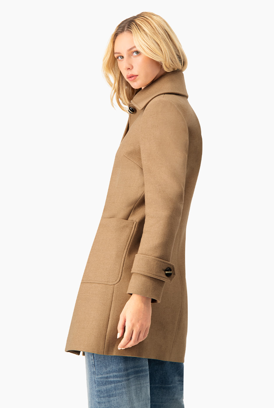 Abrigo café elegante con botones y bolsillos