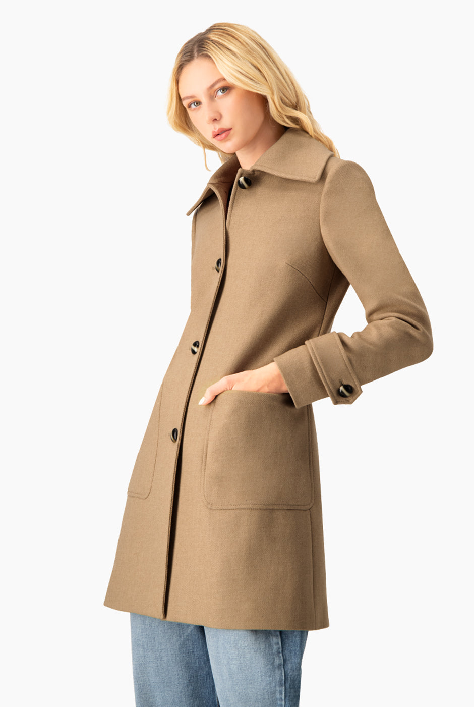 Abrigo café elegante con botones y bolsillos