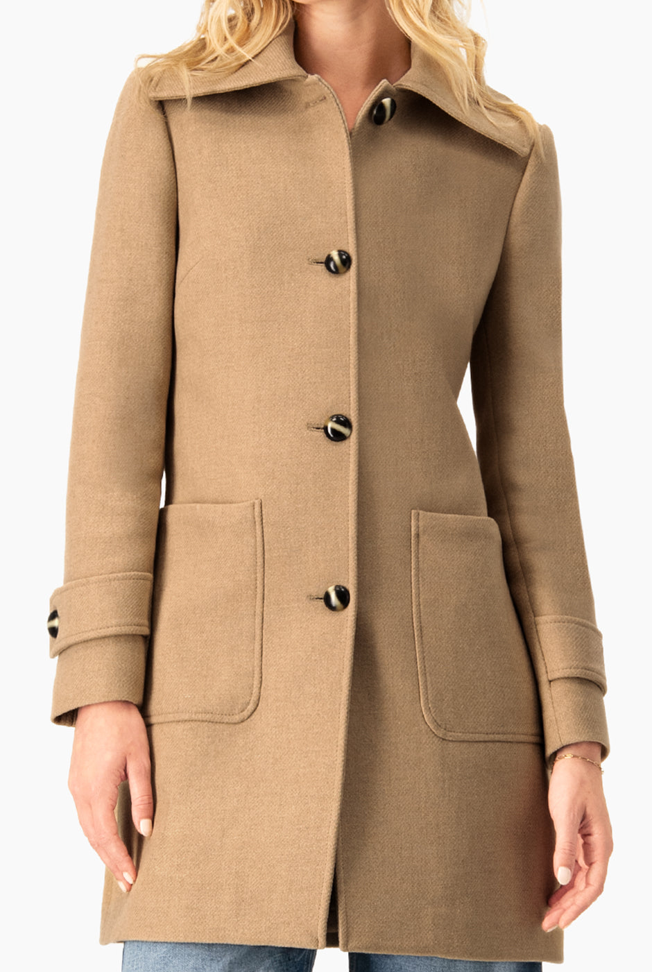 Abrigo café elegante con botones y bolsillos