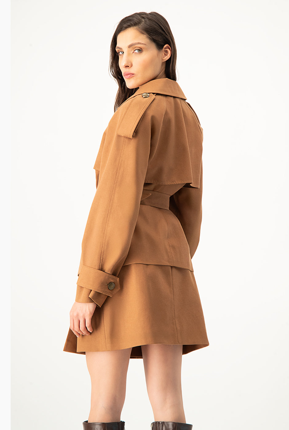 Trench cruzado corto café con cinturón y solapas anchas