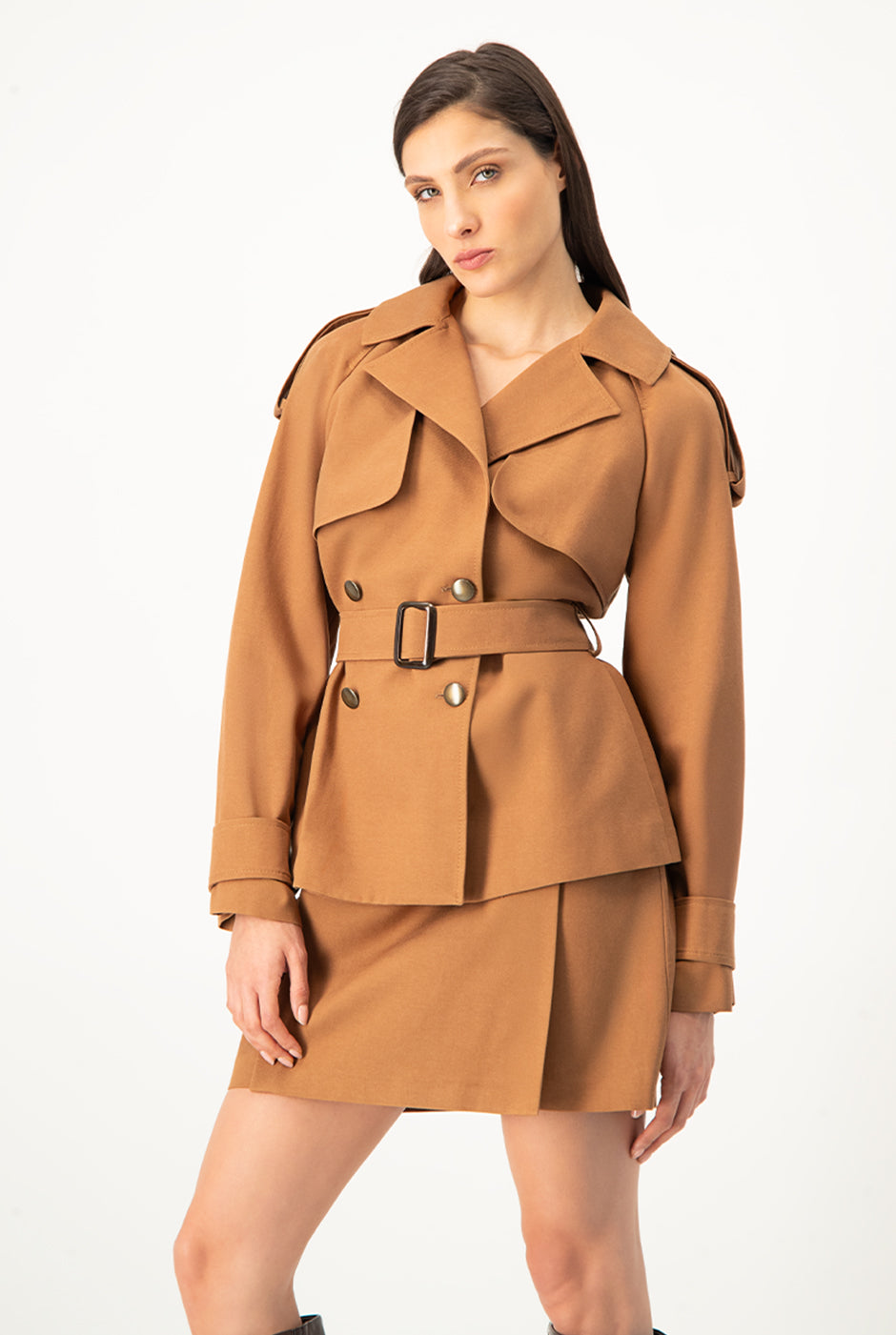 Trench cruzado corto café con cinturón y solapas anchas