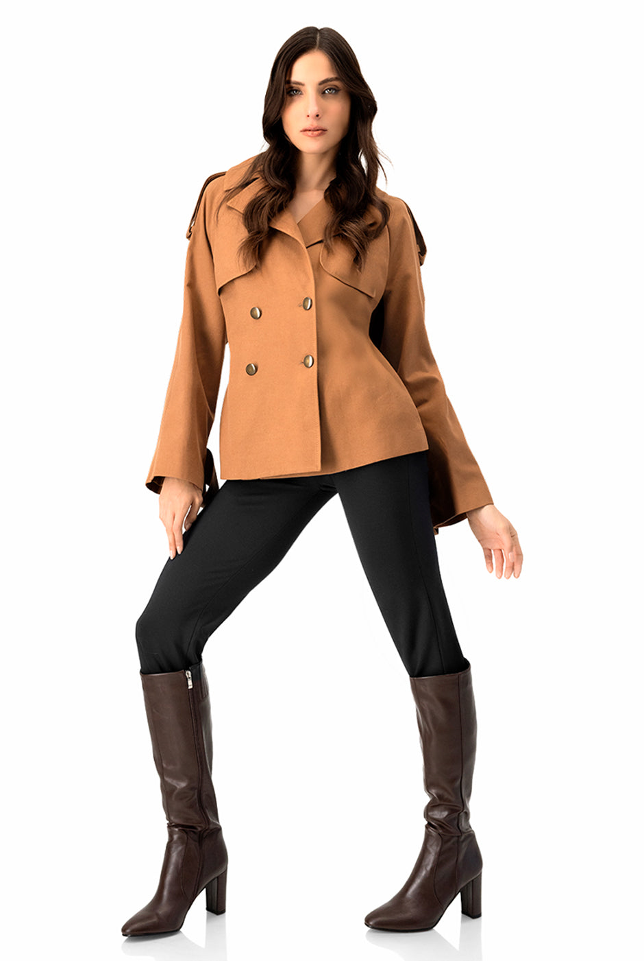 Trench cruzado corto café con cinturón y solapas anchas