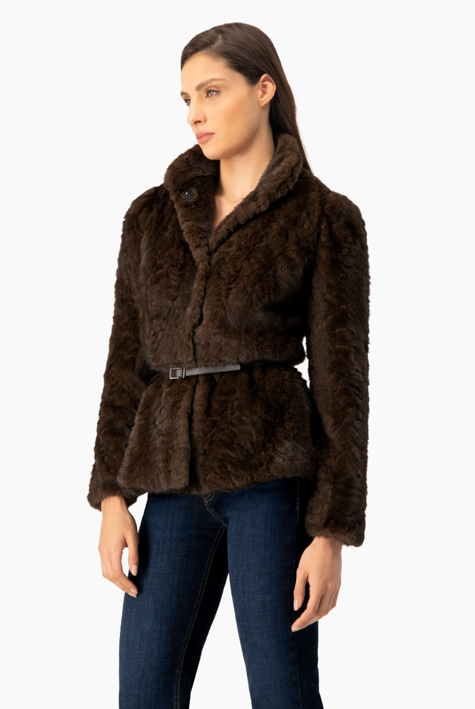 Abrigo corto de peluche café con cinturón elegante