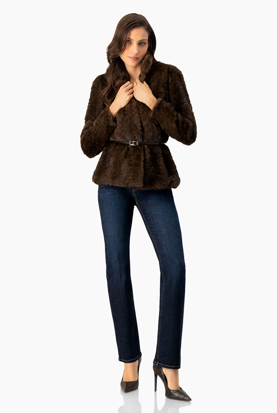 Abrigo corto de peluche café con cinturón elegante