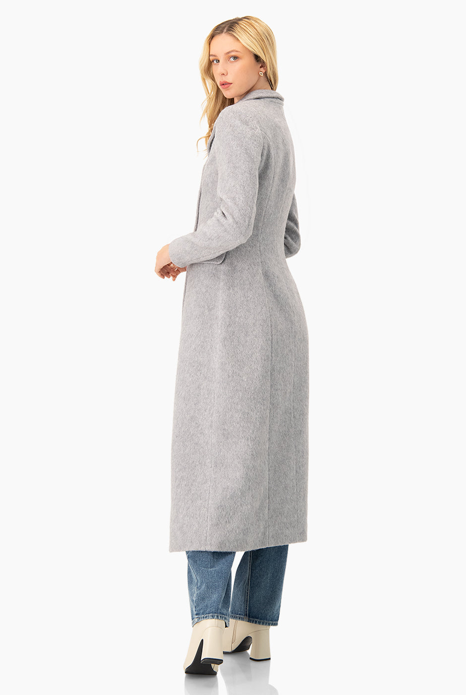 Abrigo largo de lana perla con cuello alto y botones