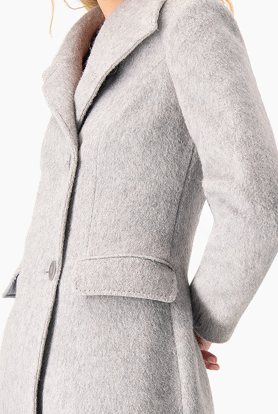 Abrigo largo de lana perla con cuello alto y botones