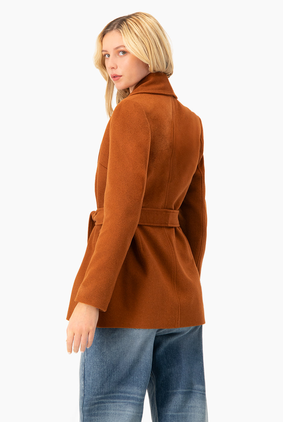 Abrigo corto chedrón con cinta en cintura y bolsillos