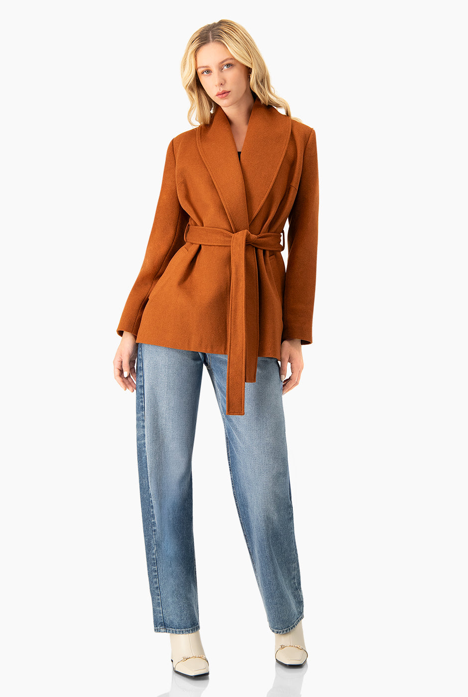 Abrigo corto chedrón con cinta en cintura y bolsillos