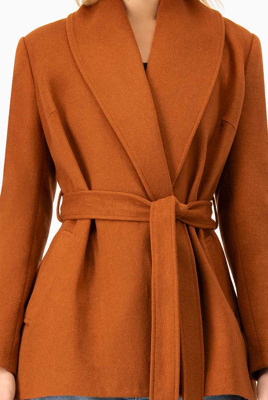 Abrigo corto chedrón con cinta en cintura y bolsillos