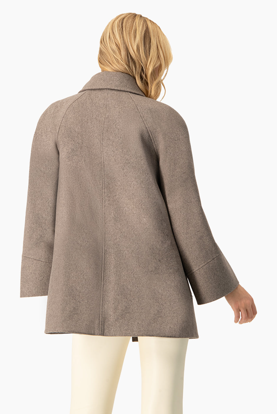 Abrigo gris largo con bolsillos y botones visibles