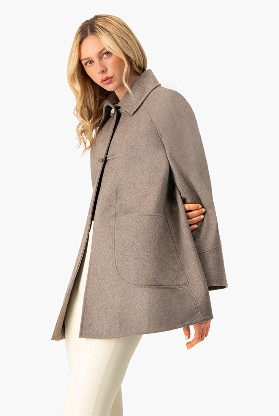 Abrigo gris largo con bolsillos y botones visibles