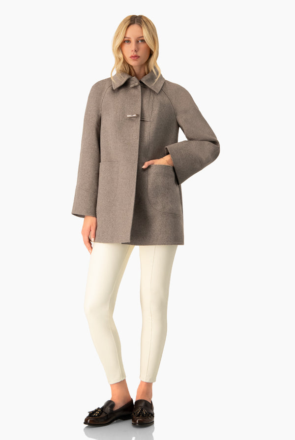 Abrigo gris con bolsillos