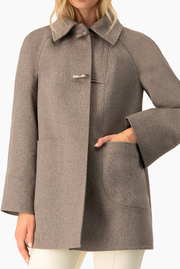 Abrigo gris con bolsillos