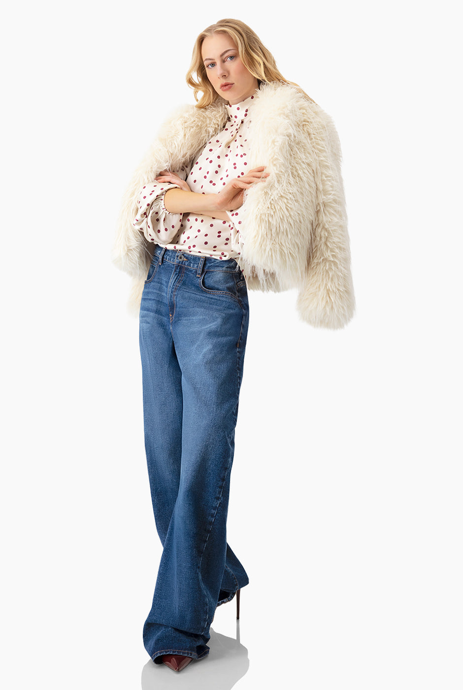 Abrigo de peluche marfil con textura elegante y solapa