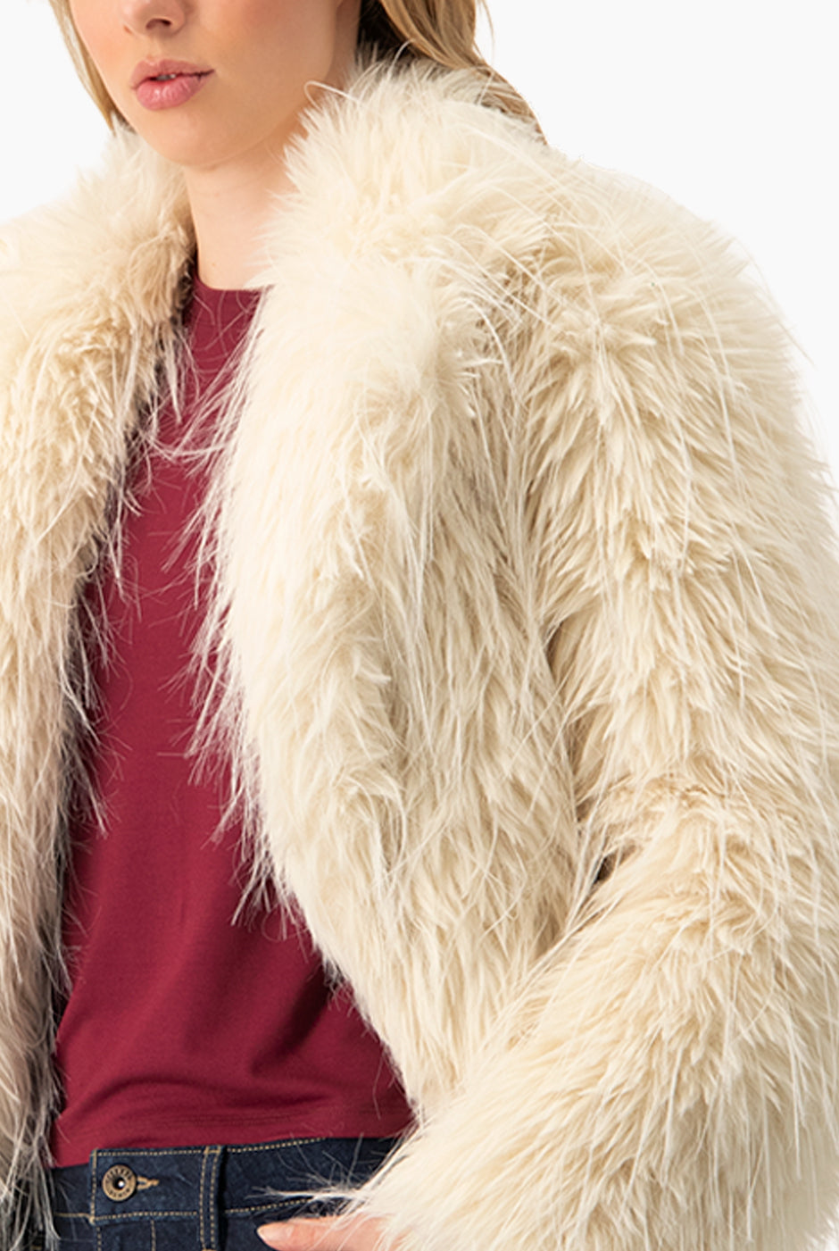 Abrigo de peluche marfil con textura elegante y solapa