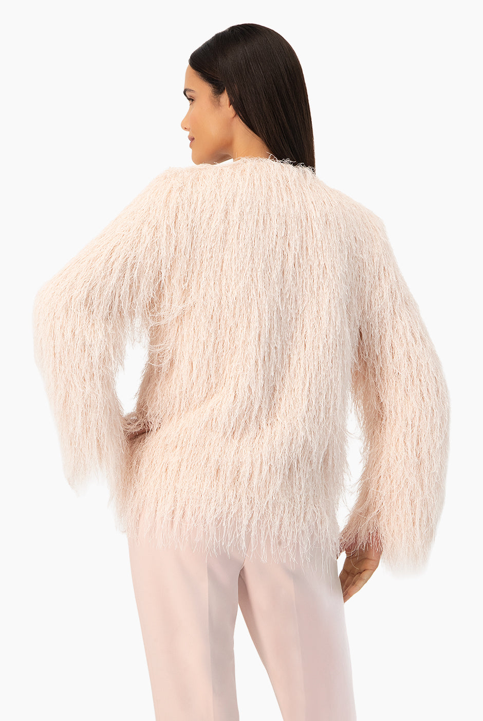 Abrigo de flecos rosa con broches y cuello redondo