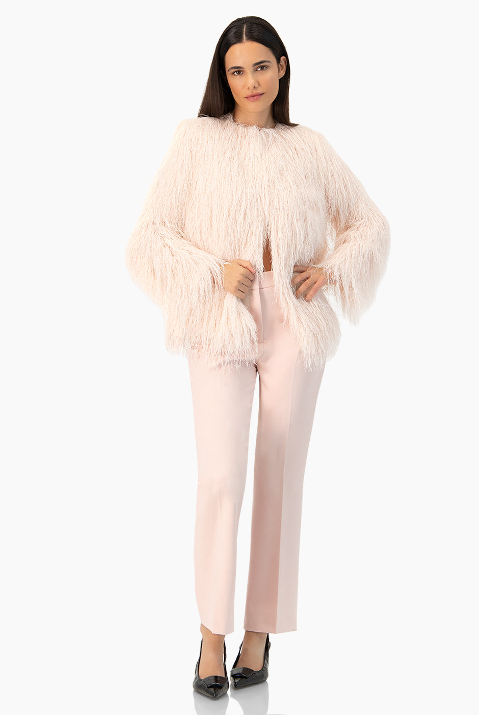 Abrigo de flecos rosa con broches y cuello redondo