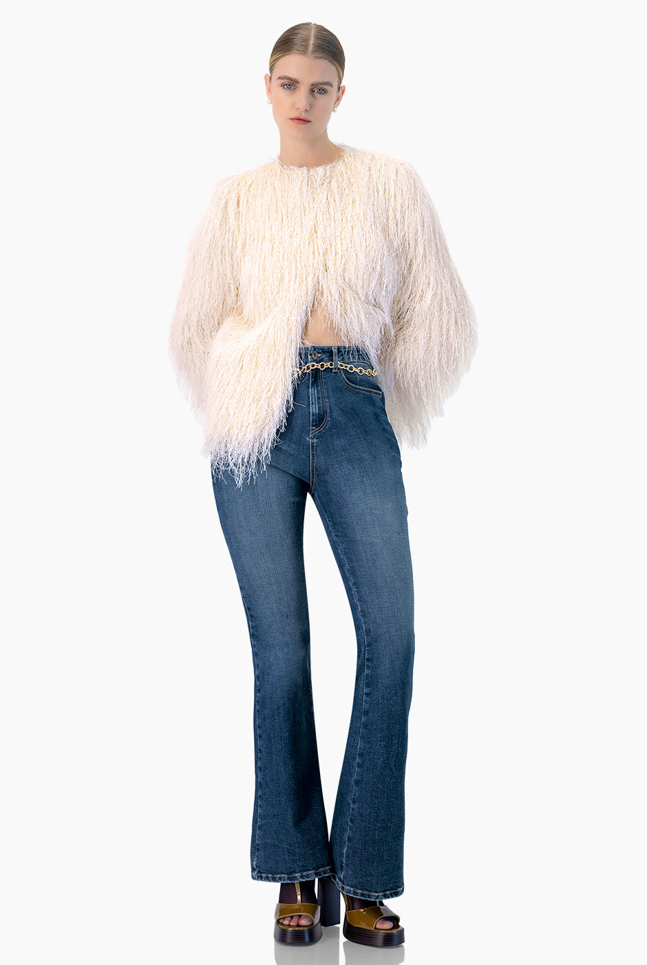 Abrigo de flecos rosa con broches y cuello redondo