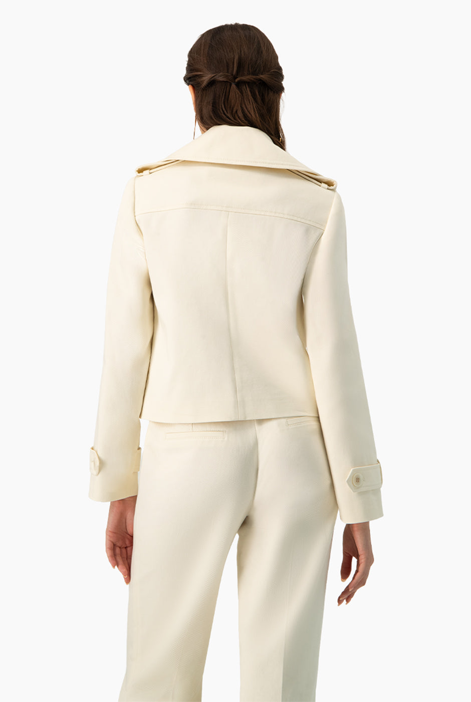 Gabardina corta marfil con botones y solapa amplia