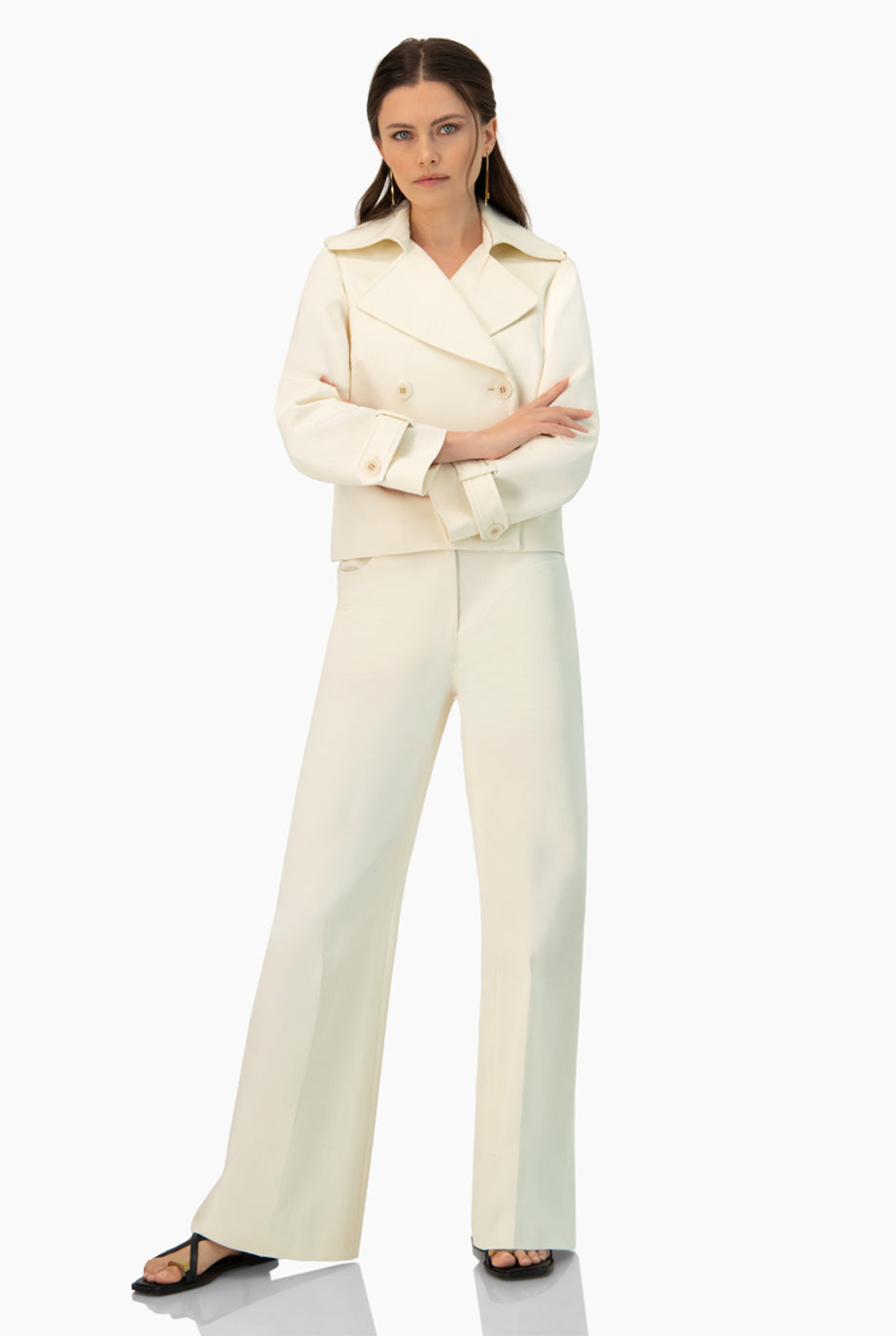 Gabardina corta marfil con botones y solapa amplia