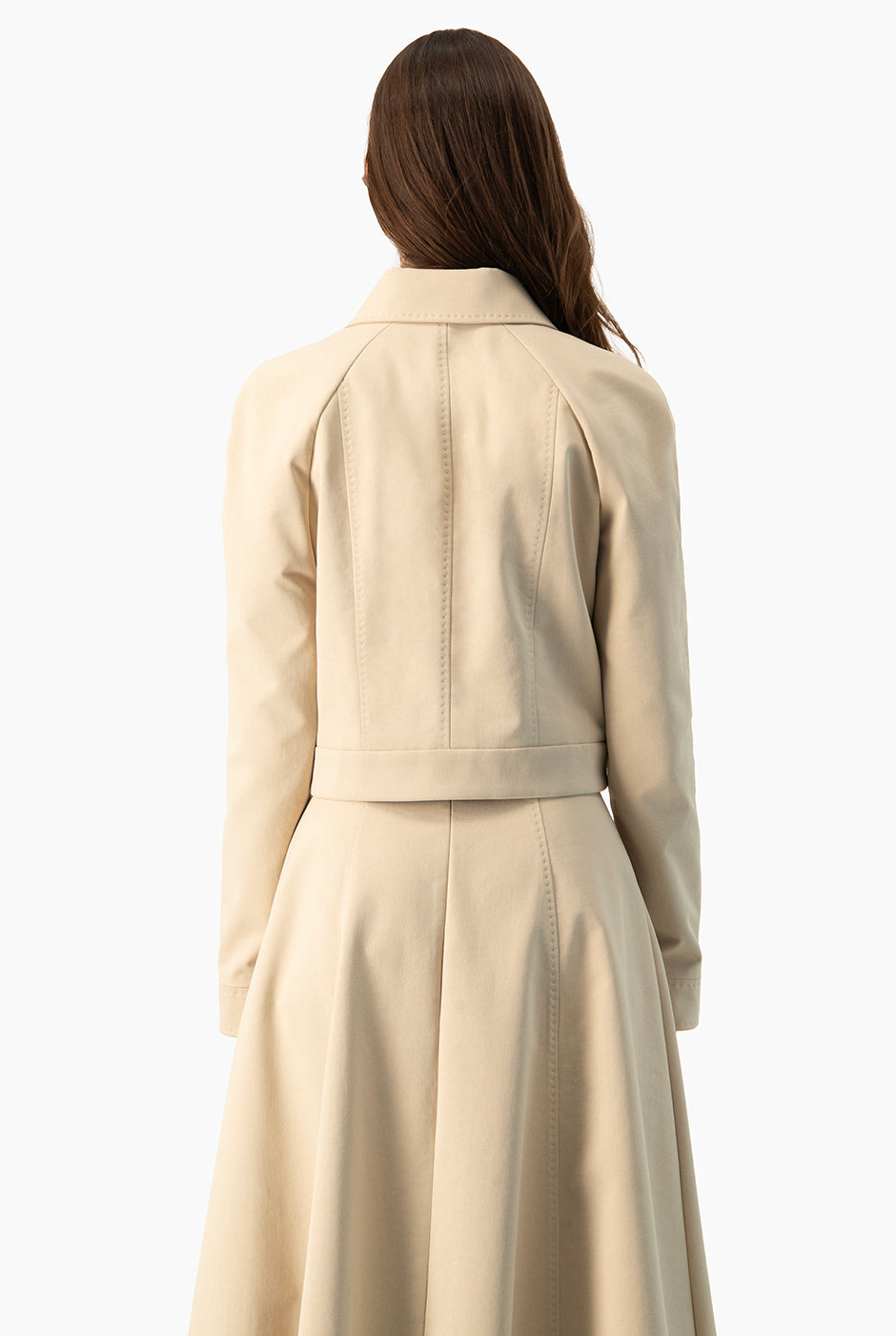 Trench Ivonne corto beige con cuello camisero y bolsillos
