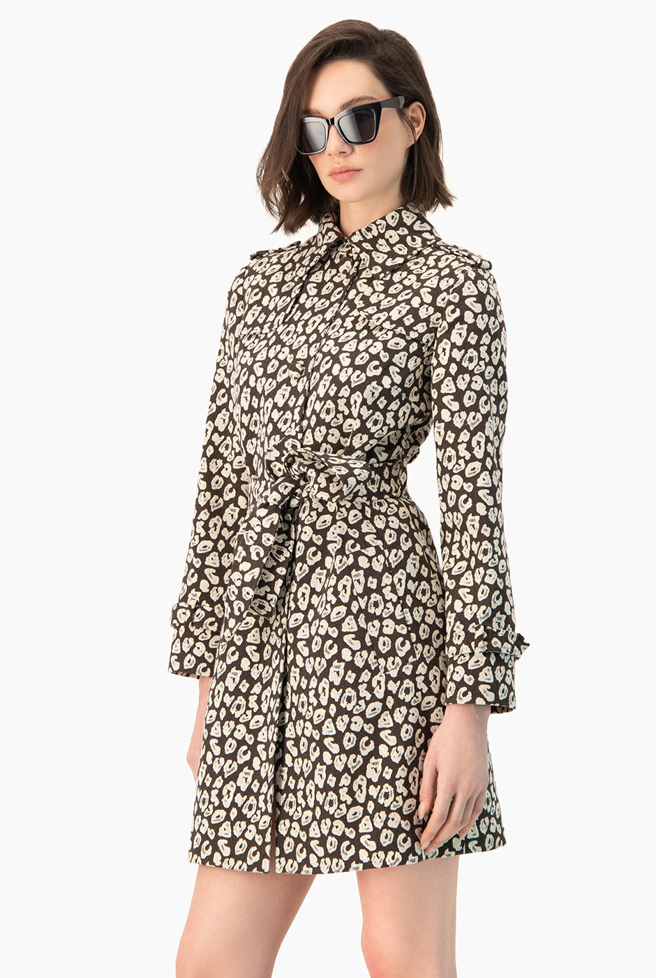 Trench Ivonne café con estampado animal print y cinta