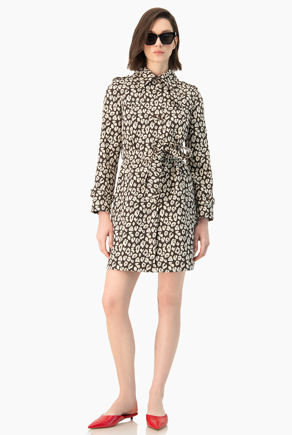 Trench Ivonne café con estampado animal print y cinta