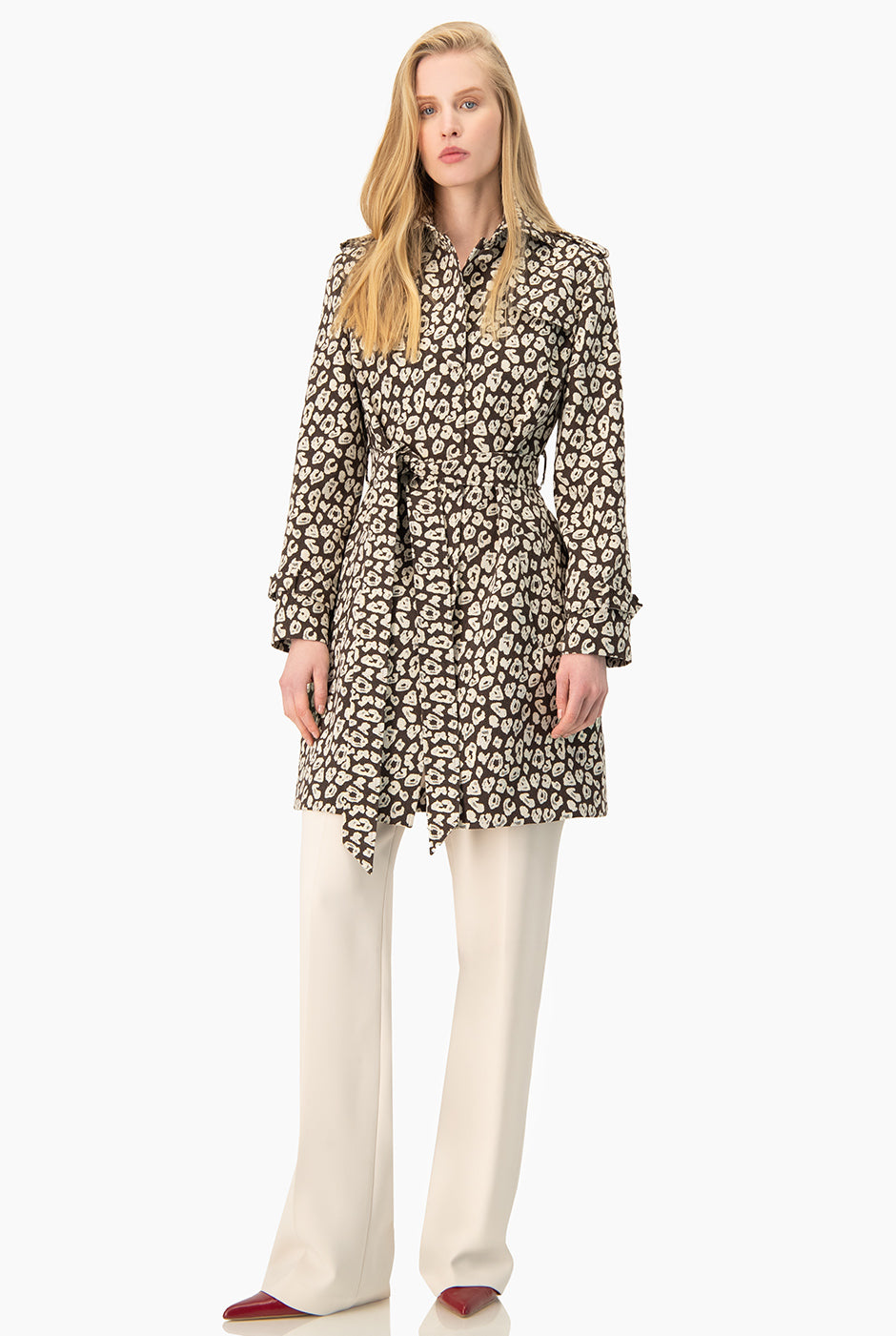 Trench Ivonne café con estampado animal print y cinta