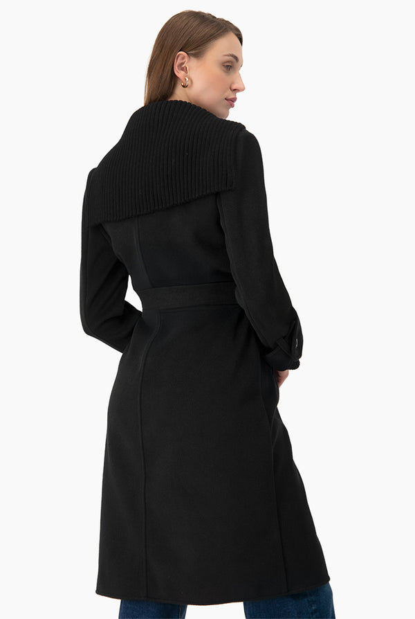 Abrigo corto cruzado con capucha