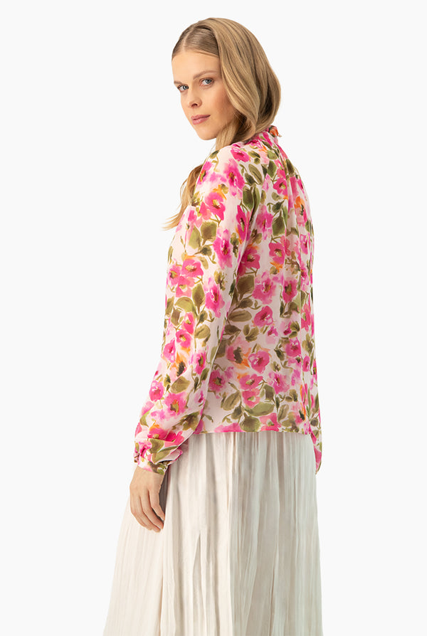 Blusa de cuello alto con cinta