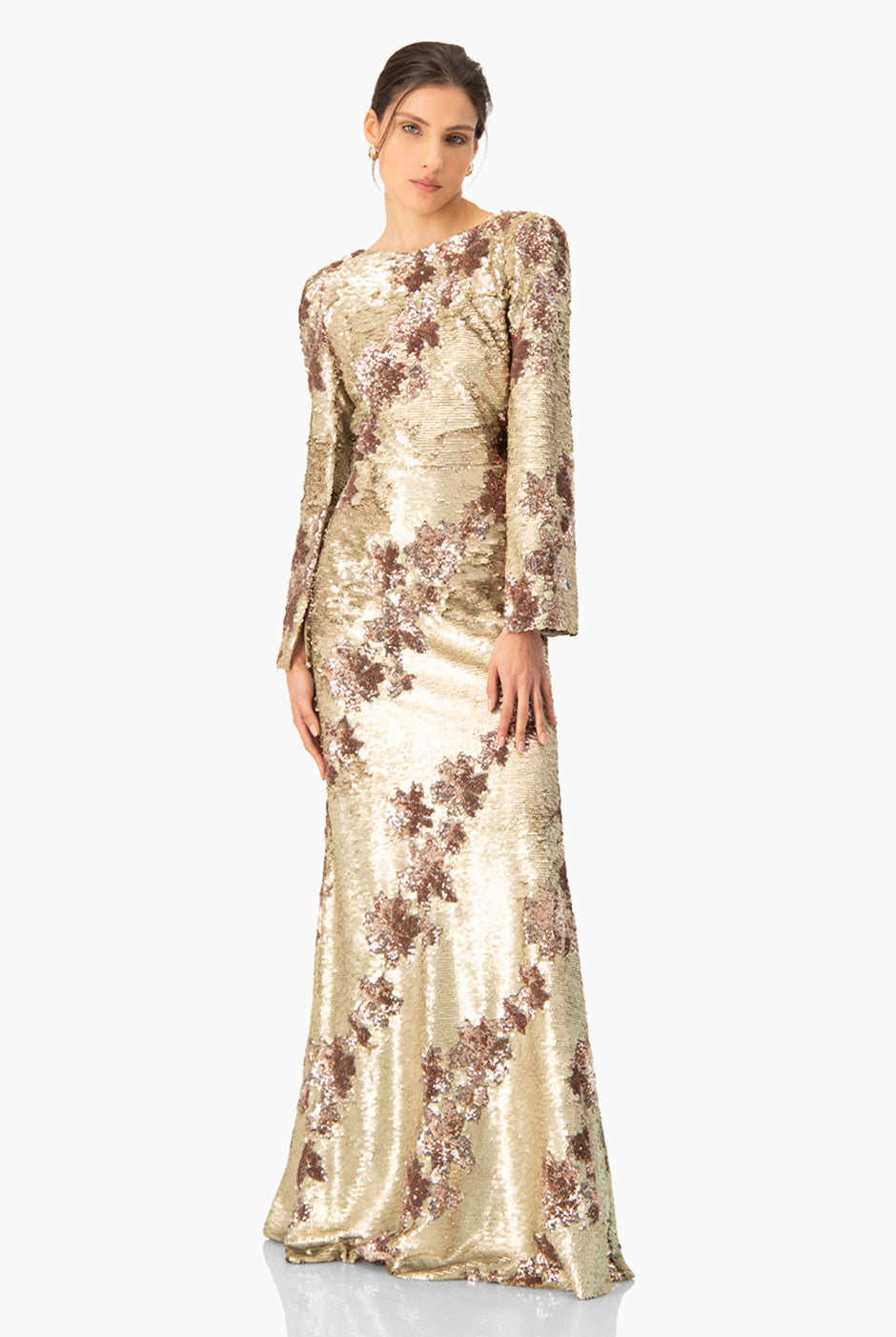 Vestido largo dorado de lentejuelas con espalda descubierta y mangas largas