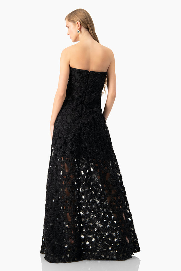 Vestido strapless con perlas